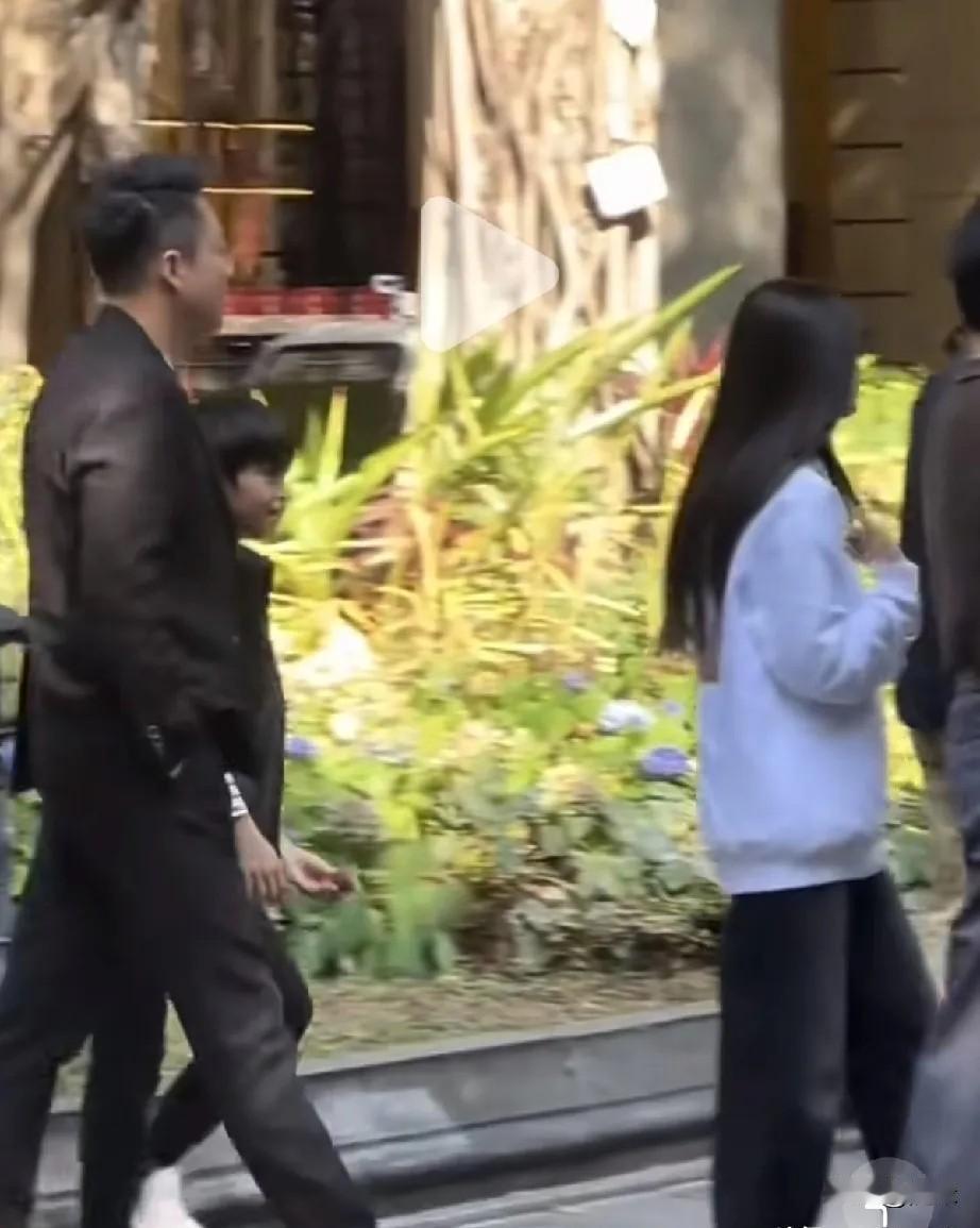 2月2日，汪小菲和马筱梅带玥儿和箖箖来到了广州游玩。小玥儿一身休闲装，长发飘飘