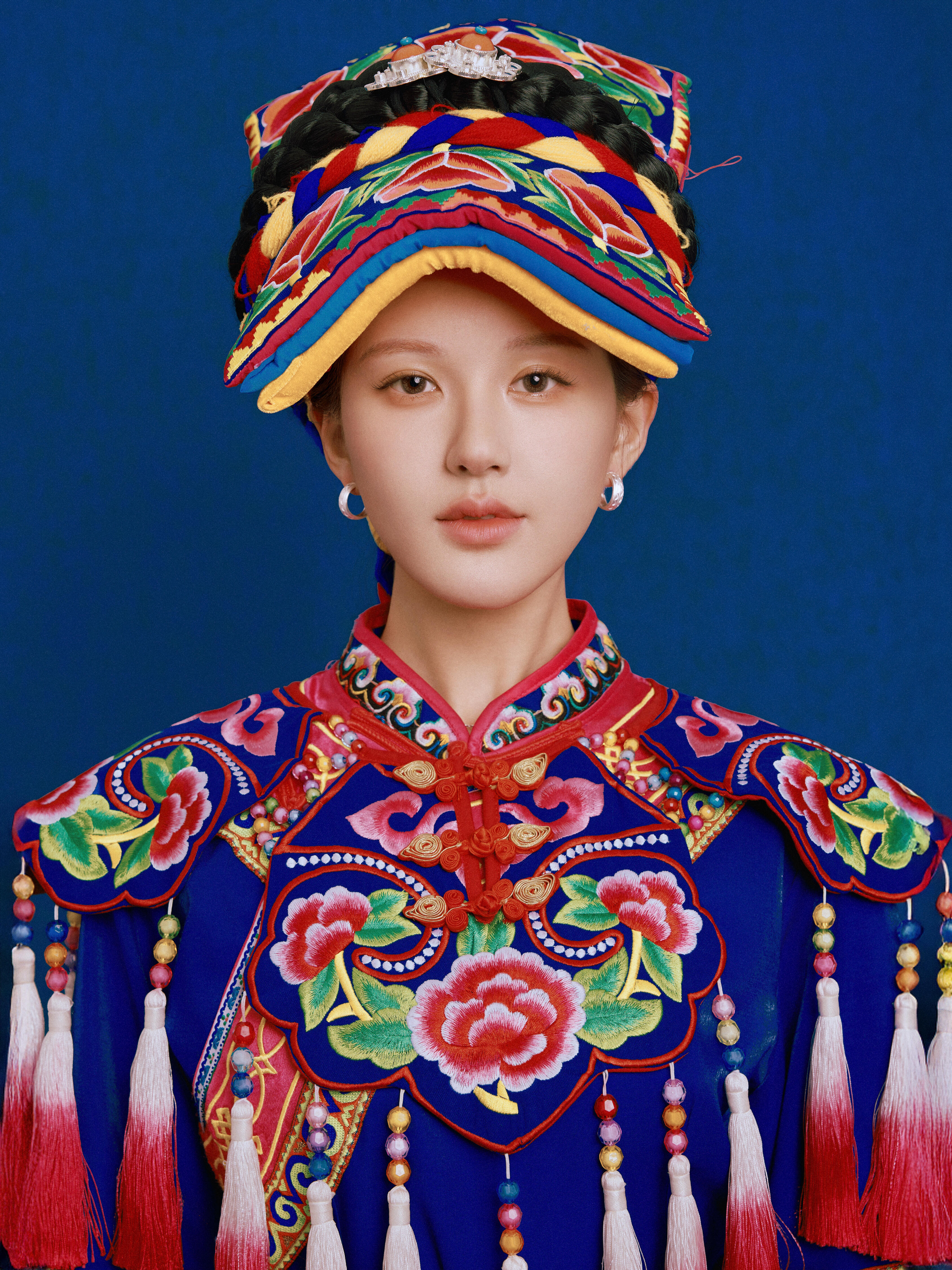 赵露思羌族传统造型大片，有点诡异……​​​