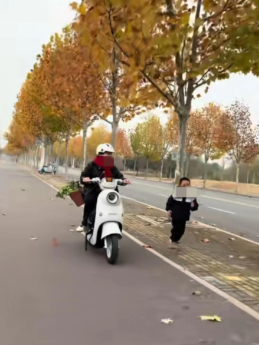 新国标就是牛！一位妈妈接娃买菜，娃只能跟着车跑！没有车后座，别说人了，菜都没法放