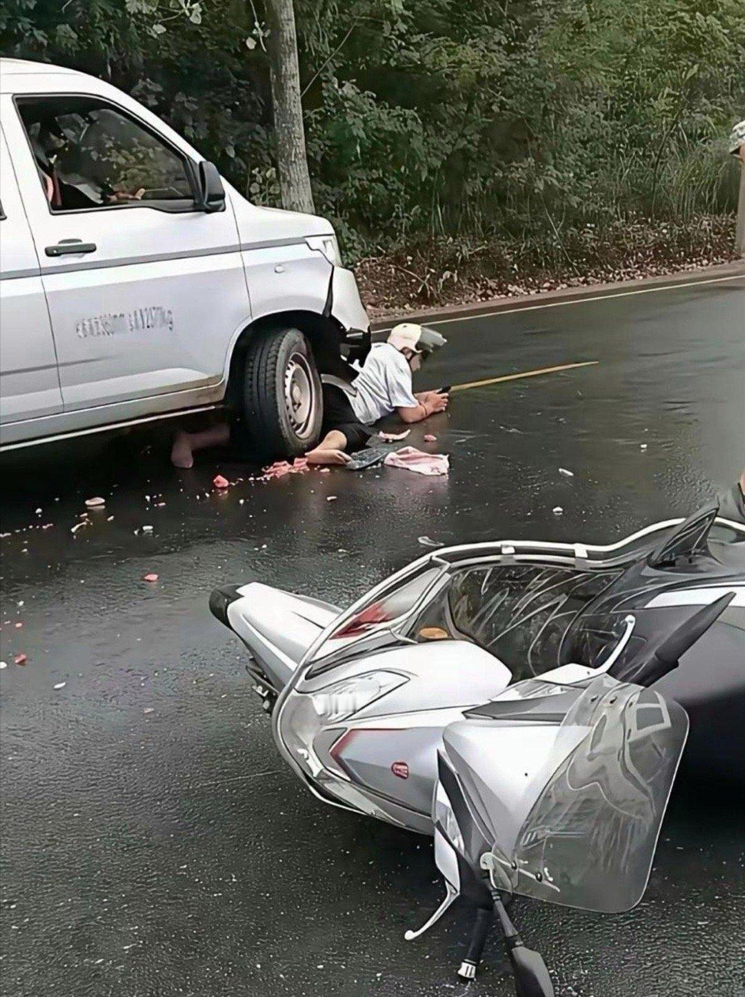 这大哥心真大，都这样了还有心情趴着玩手机​​​