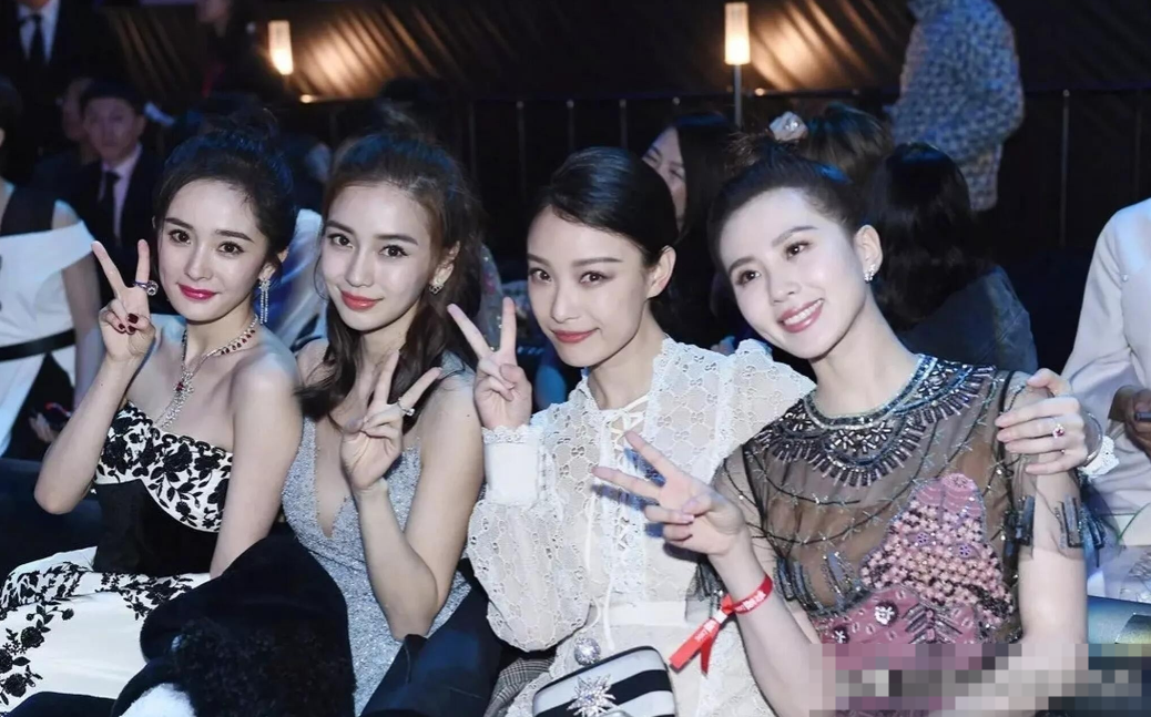 原来长的很普通的刘诗诗，这一次和几位女演员同框，美出了圈。很少看到她的笑容这么甜