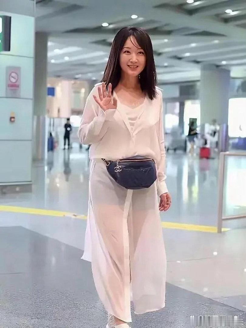 杨钰莹这是怎么了？穿搭看着咋这么土气