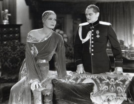 1914年，英国一名军官，与一位美艳的脱衣舞娘快活了一晚。3天后，他与上万名士兵