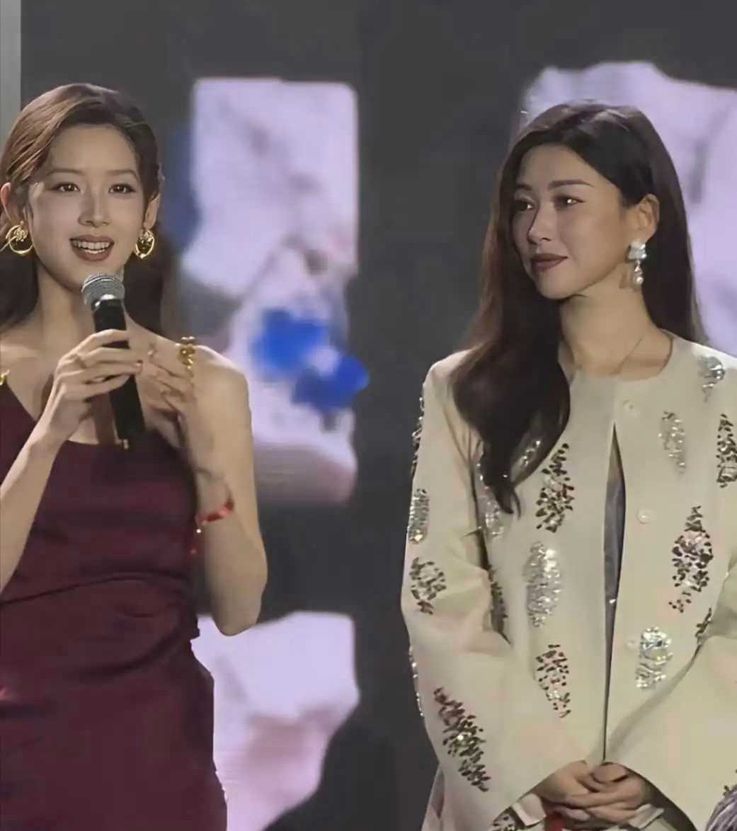 明星和富婆的区别，在此刻展现得淋漓尽致啊！朱珠应该很羡慕章泽天吧！