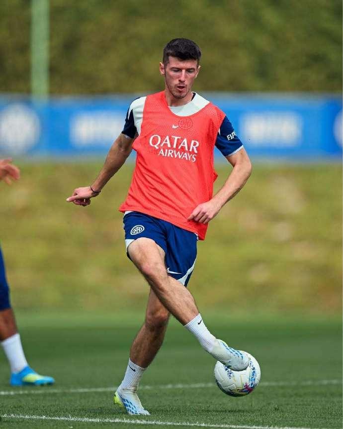 苏西奇的风格与埃里克森有着一定的相似性，但相较于埃里克森，他的小技术更为细腻，可