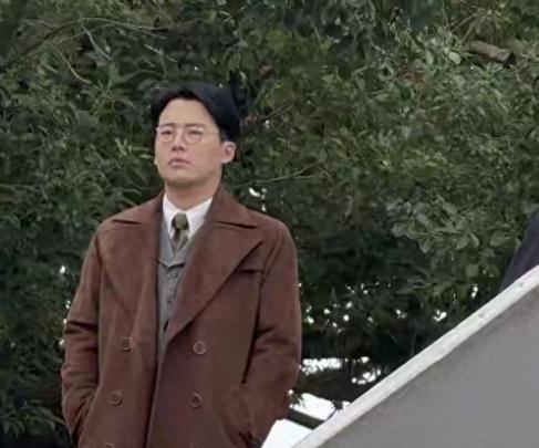 郭麒麟在常州青果巷的石板路上走了一天，衬衫湿了又干，干了又湿。没人喊停，他也没