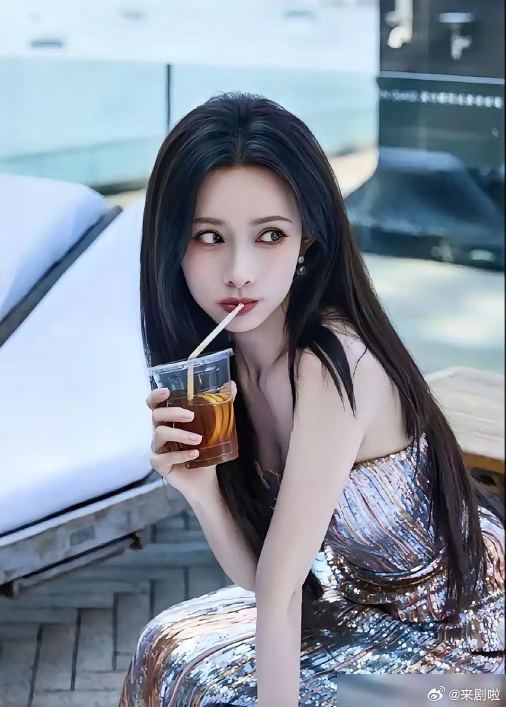 别信什么“笨蛋美女”人设，那都是包装出来的生意。你看孟子义，综艺里永远“懵懂”，