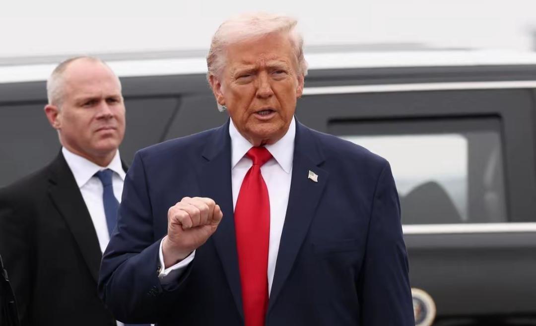 油没了，电停了，饭还热着，古巴人正扛着，中俄船刚靠岸。没人能想到，这个被美国