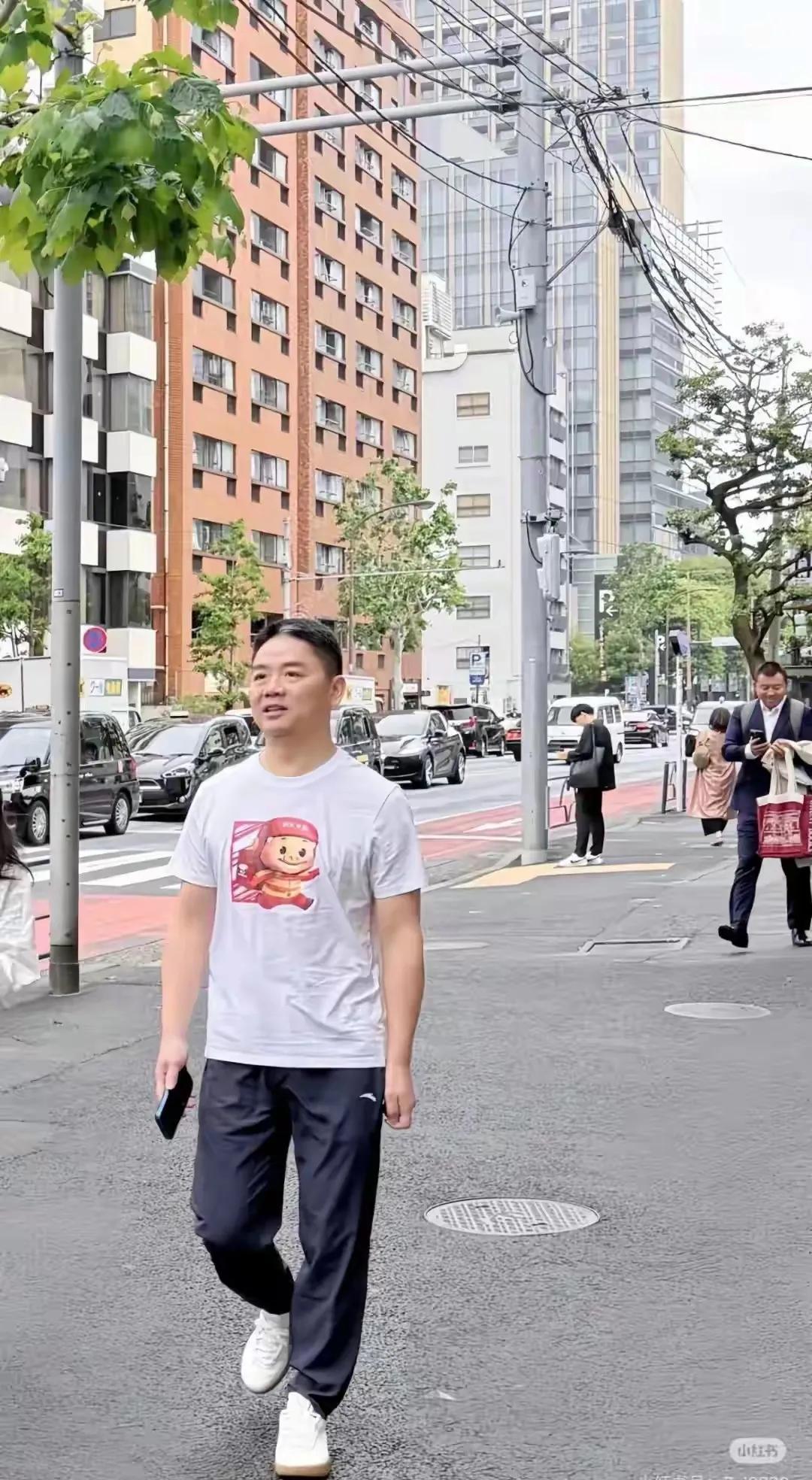 大强子这一招太厉害了，穿着带有外卖图案的T恤，背后还有外卖的二维码，就这样