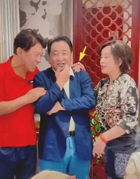 刘晓庆素颜下厨，卸下“少女”滤镜见真章曾因“冻龄扮嫩”引发热议的刘晓庆，近