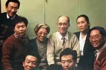 1950年，随着一夫一妻制的颁布，侯宝林召开家庭会议，看着泪流满面的三个老婆，