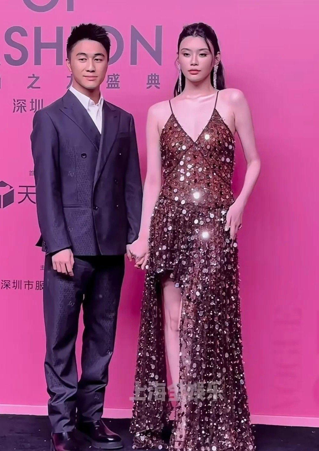 何猷君对奚梦瑶是真爱，宁愿自己穿增高鞋也不让她换平底鞋！何猷君两场婚礼是妈妈操办的​