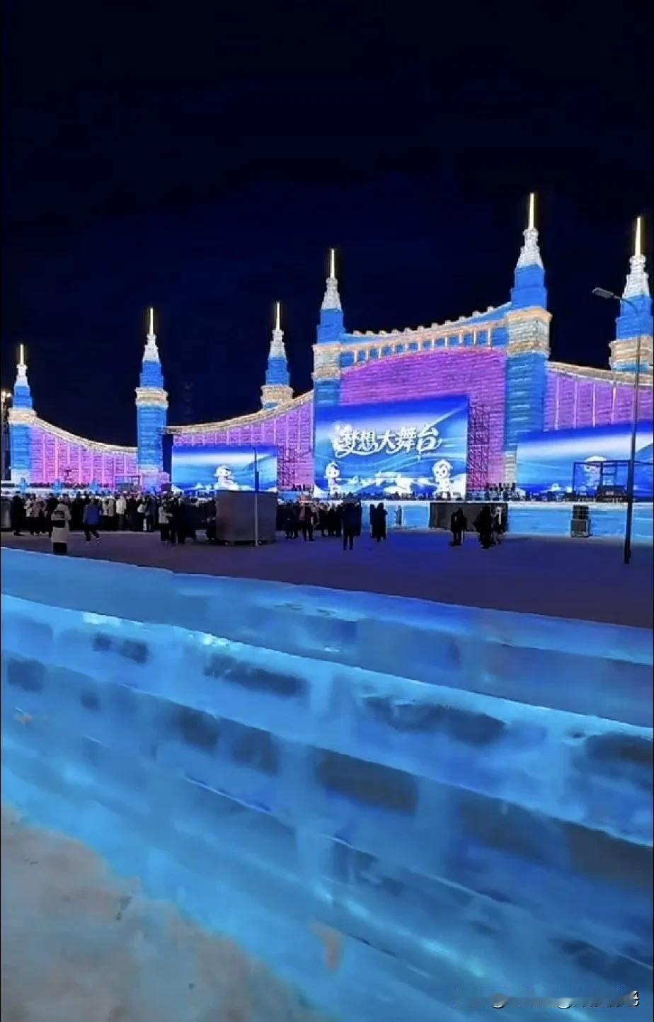 我必须发这张在中央大街拍的照片，来证明我去过哈尔滨。我从广州来，落地就被那股冷