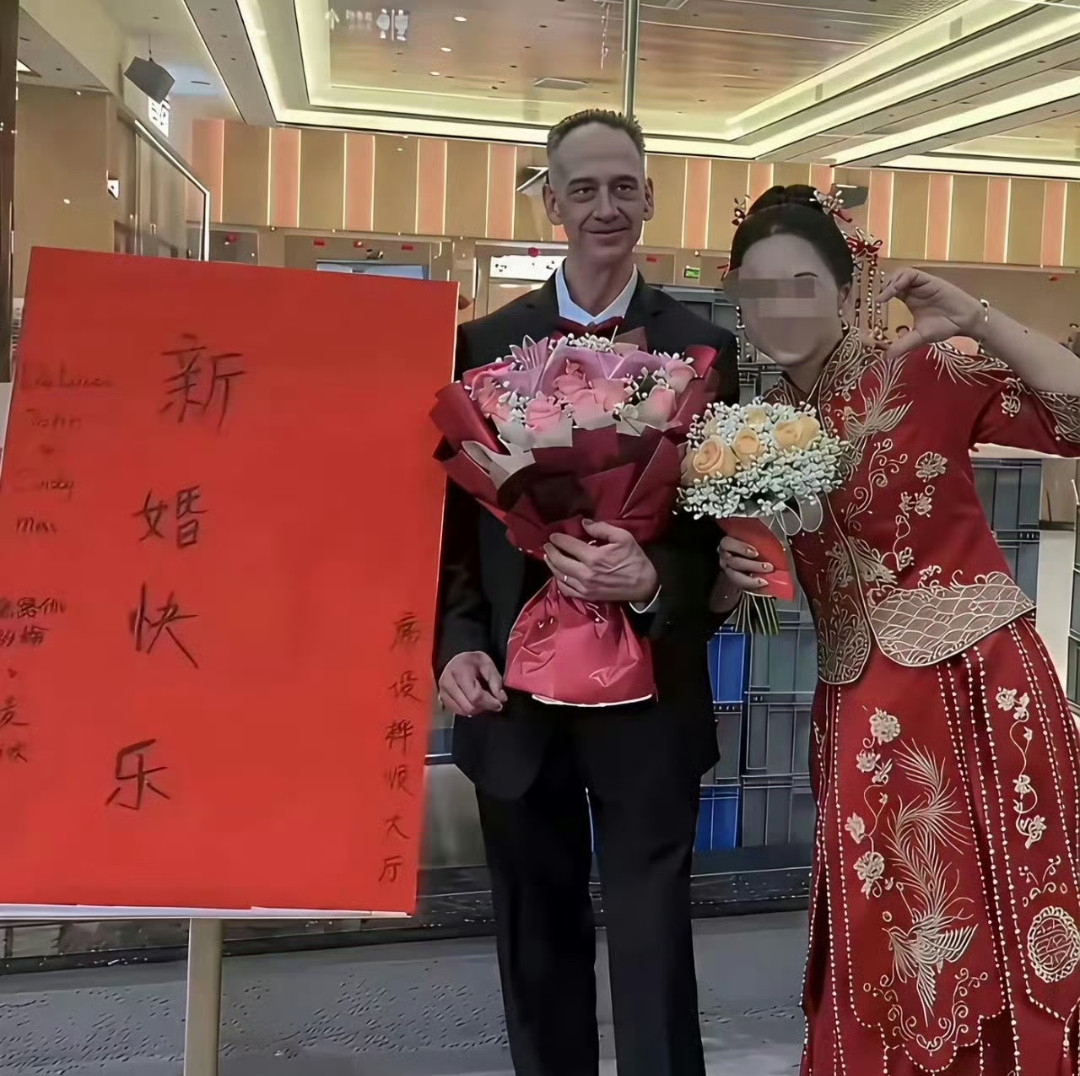 这年头，怎么美女都爱嫁老头