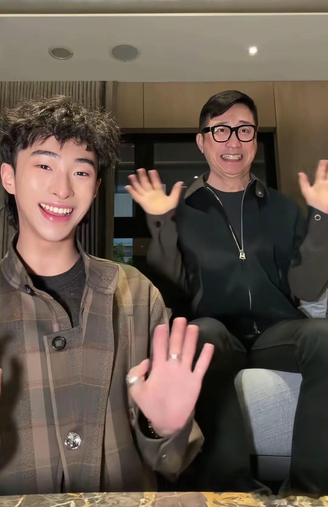 笑死了！恩利和庾澄庆录拜年视频喊庾爸爸，庾澄庆吃醋了说“什么庾爸爸”其实恩利大多