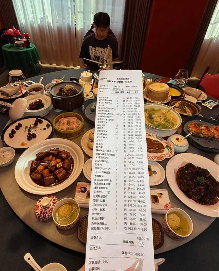 某32岁的女士，带着男闺蜜到饭店里相亲。她自打自为的点了8000元的酒菜。没