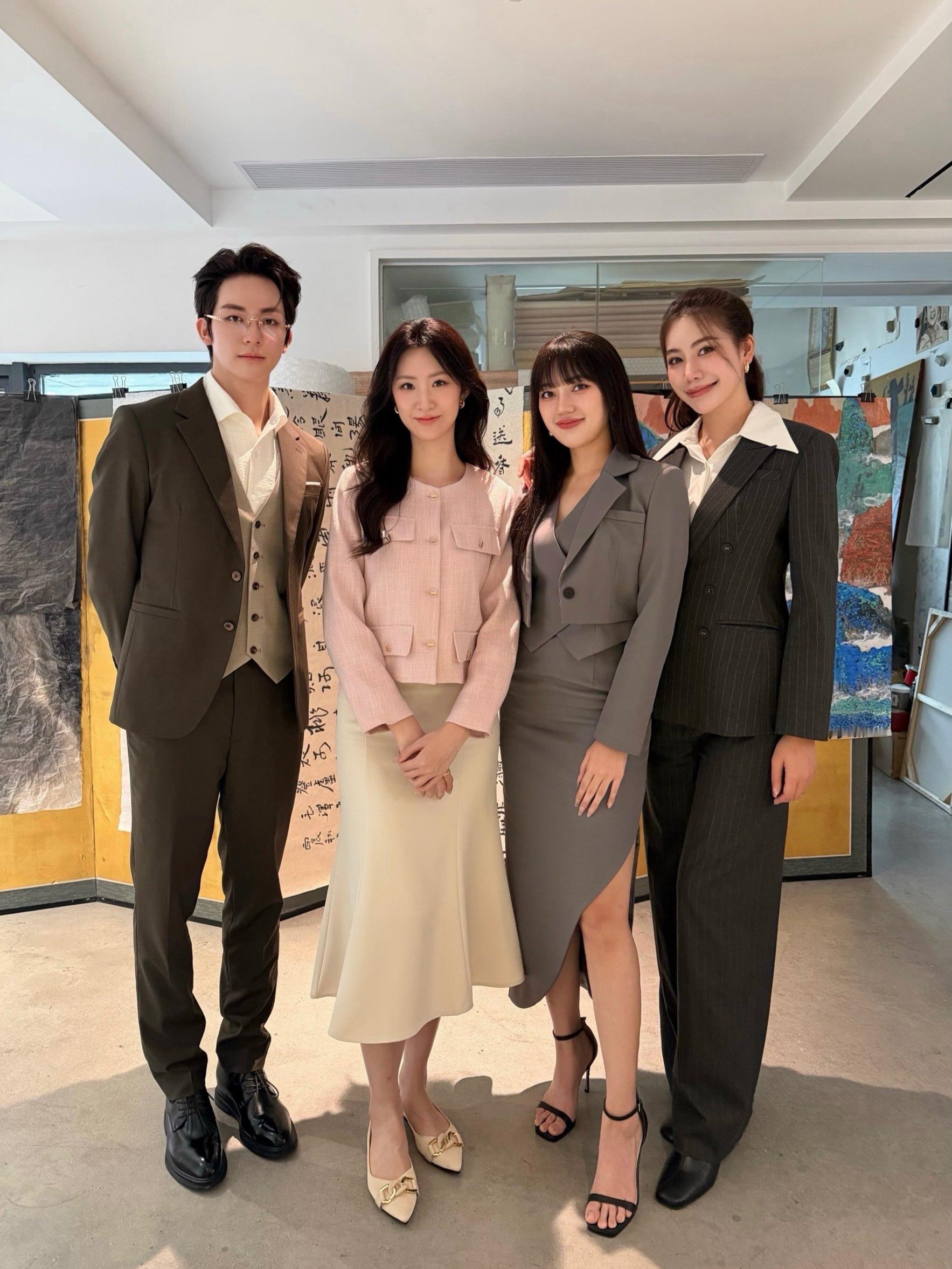 捡到两张照片应该是泰国那对女演员​​​
