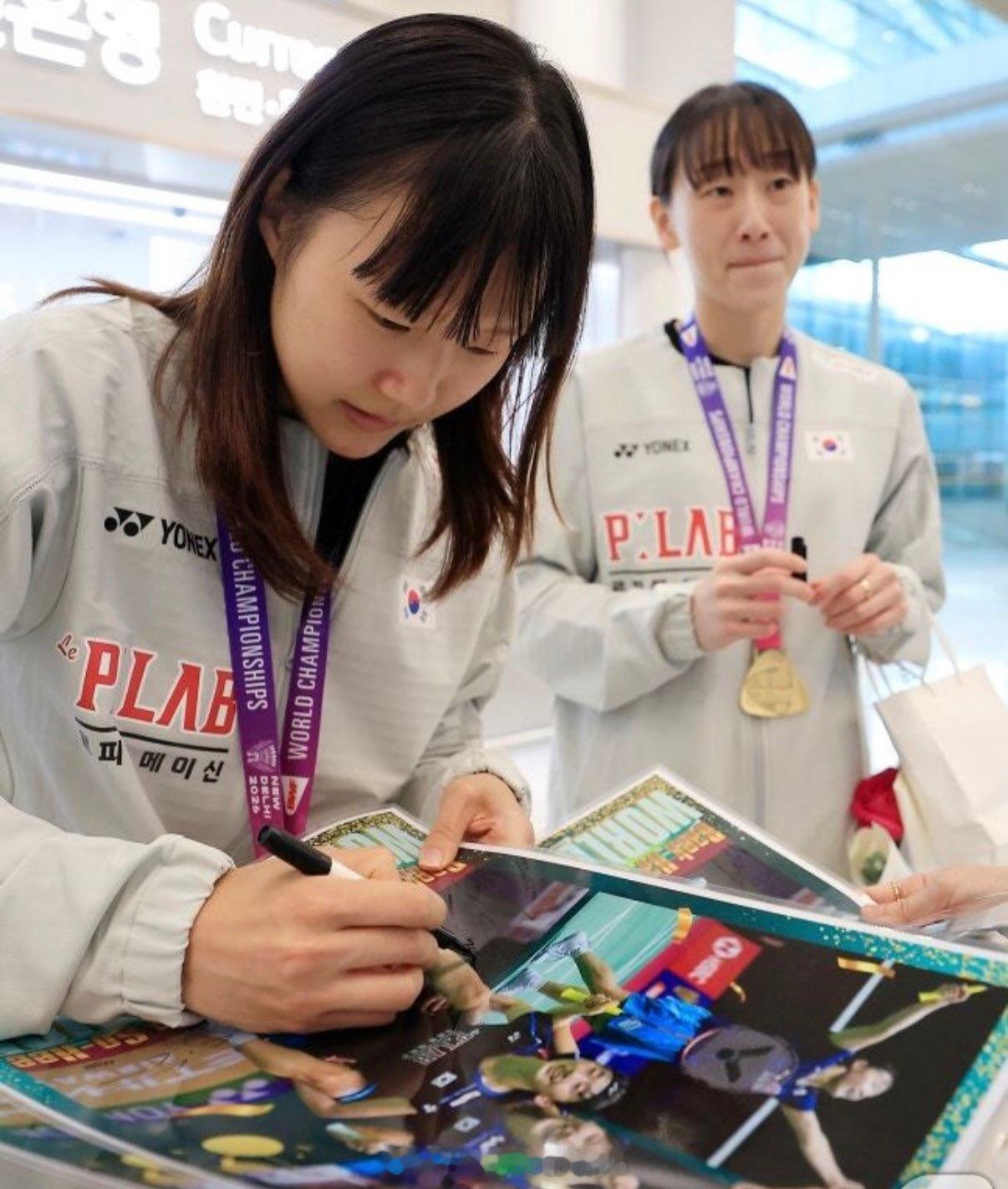 🏆32岁终圆金牌梦！李绍希：能拿到世锦赛金牌要感谢白荷娜羽毛球资讯时隔31年