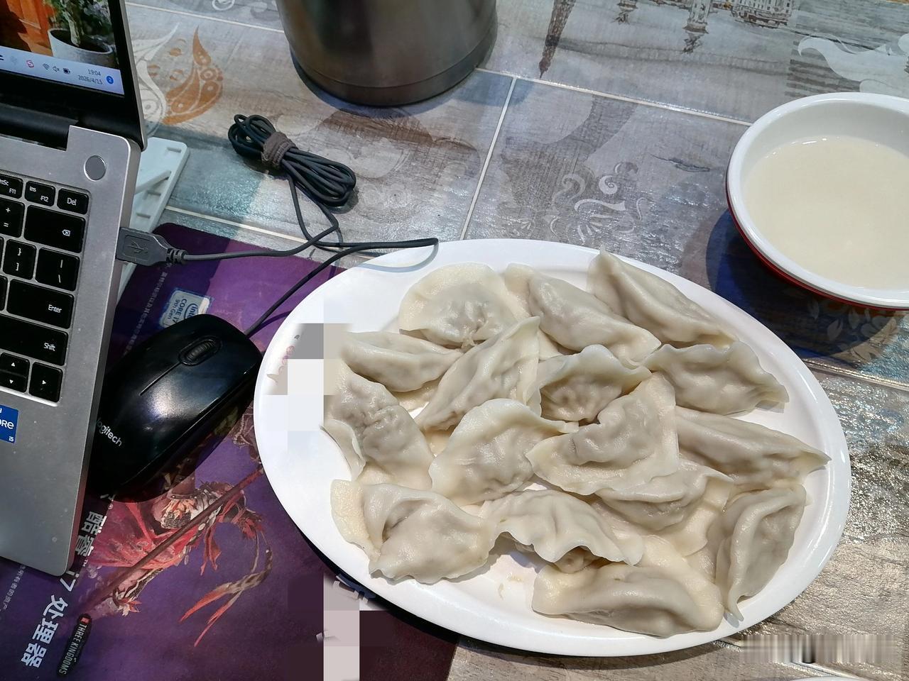 晚上，我没忍住，去饭店吃饺子。饺子馅是碎的，有利于我的胃消化吧。我是这么想的