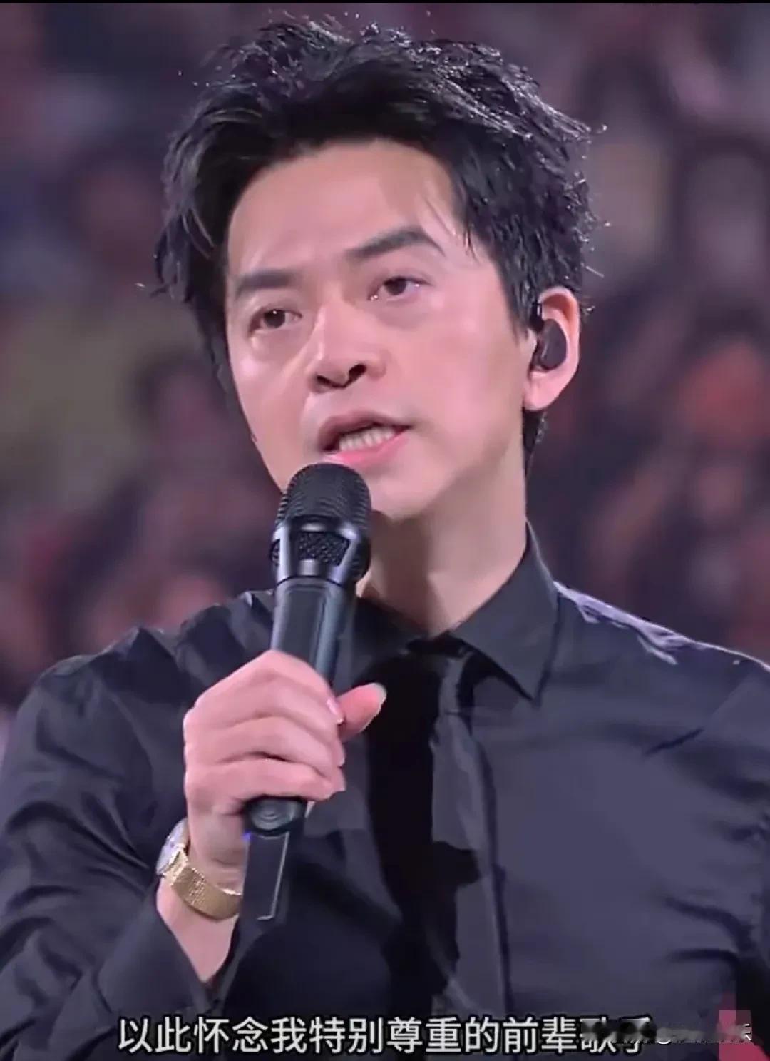 李健，用心了！10月3日晚，李健“万物安生时”巡回演唱会成都站在凤凰山体育公