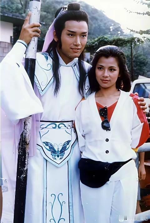 🆘1984年，《楚留香之蝙蝠传奇》宣传活动现场。苗侨伟一袭白衣，是风流倜傥的香