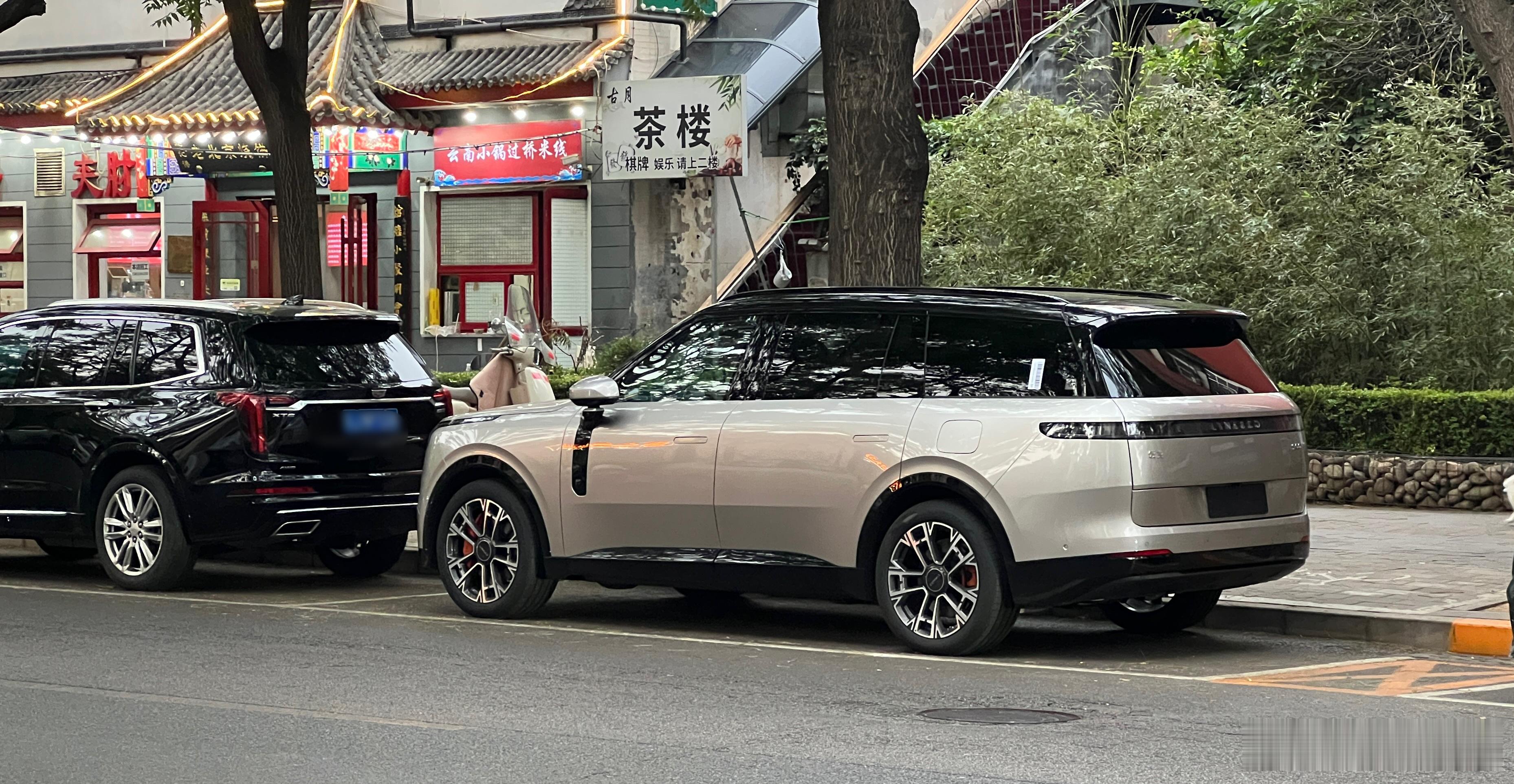 小区里有人提领克900了我听邻居们遛弯的时候都觉得这是个很贵的好车看来“虎头虎脑
