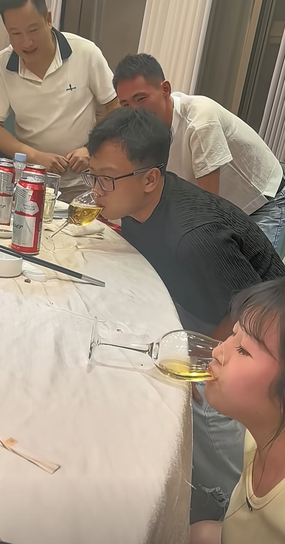 男的情商很高输的这么明显，一直把酒杯往前推