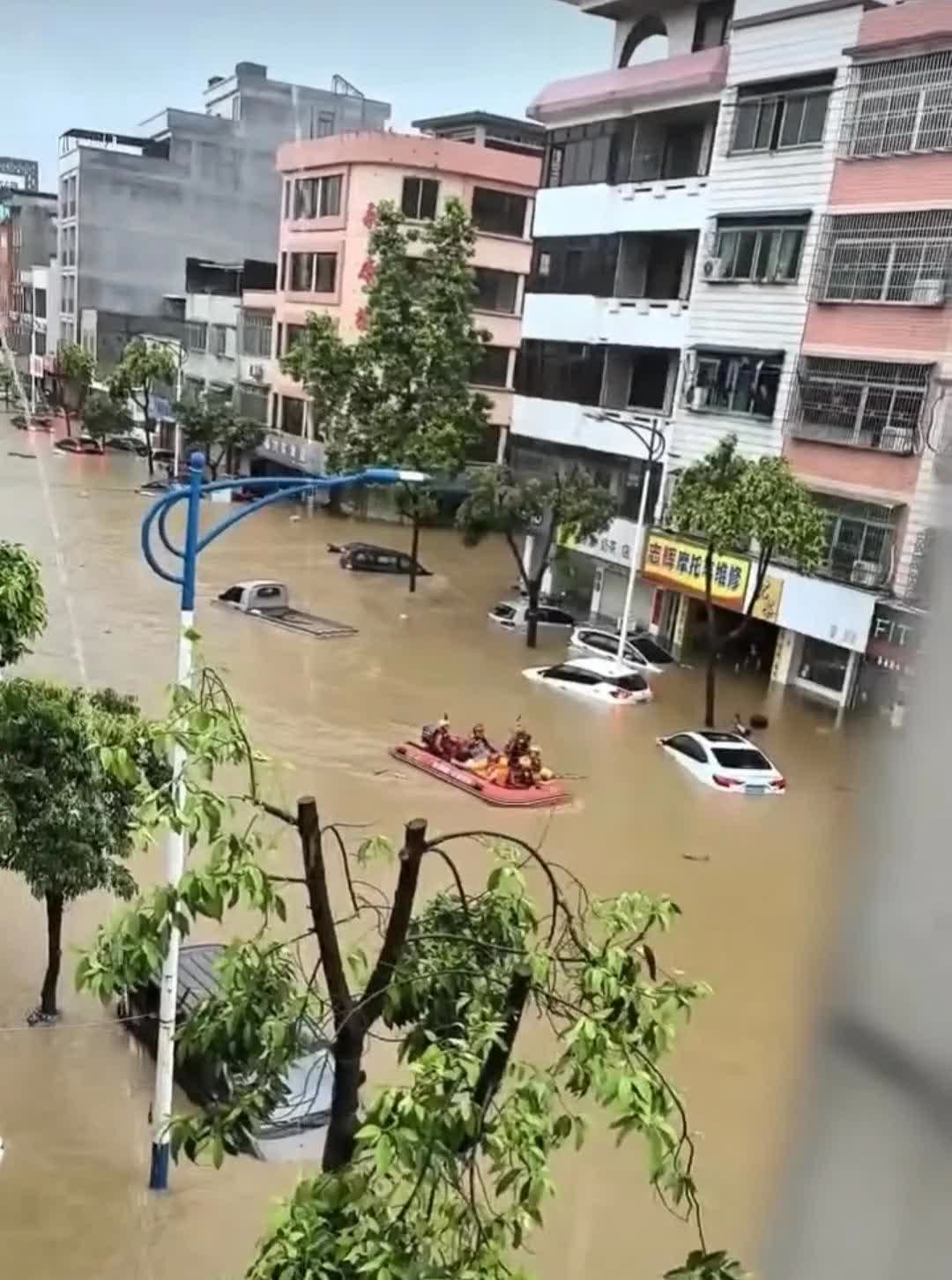 这天是给捅破了吗？最近连连下大雨，老家不少地方都水浸了。不少街道一楼的商铺都