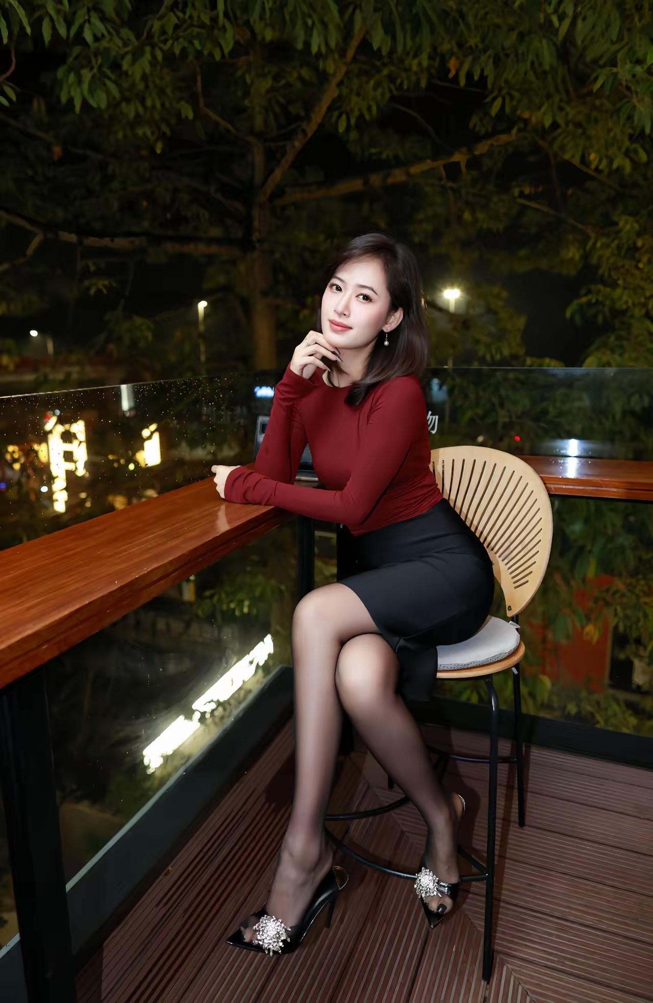 夜晚的露台，优雅红裙，静享美好时光