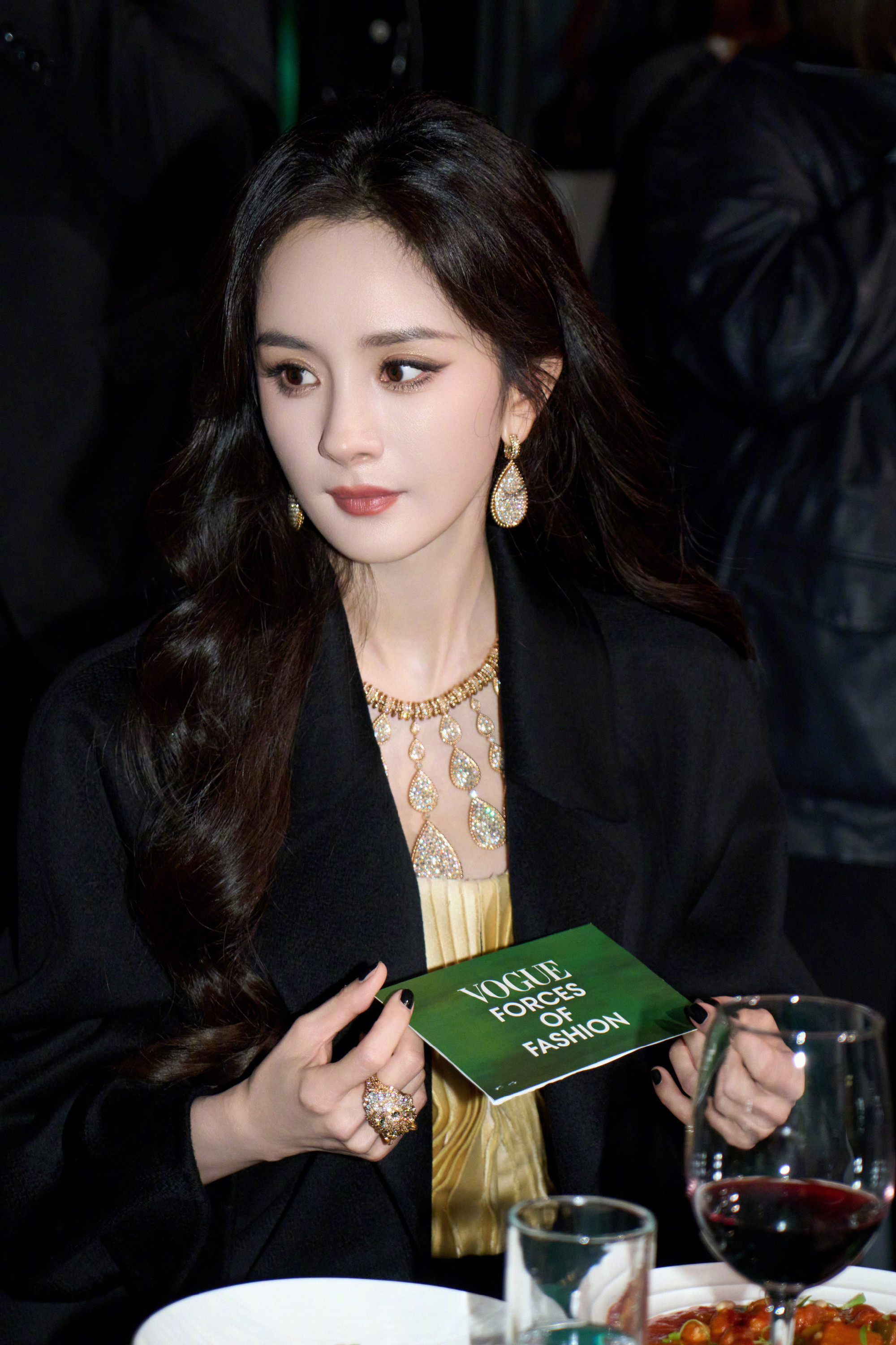 杨幂VOGUE盛典百花齐放，暗夜绽放。杨幂