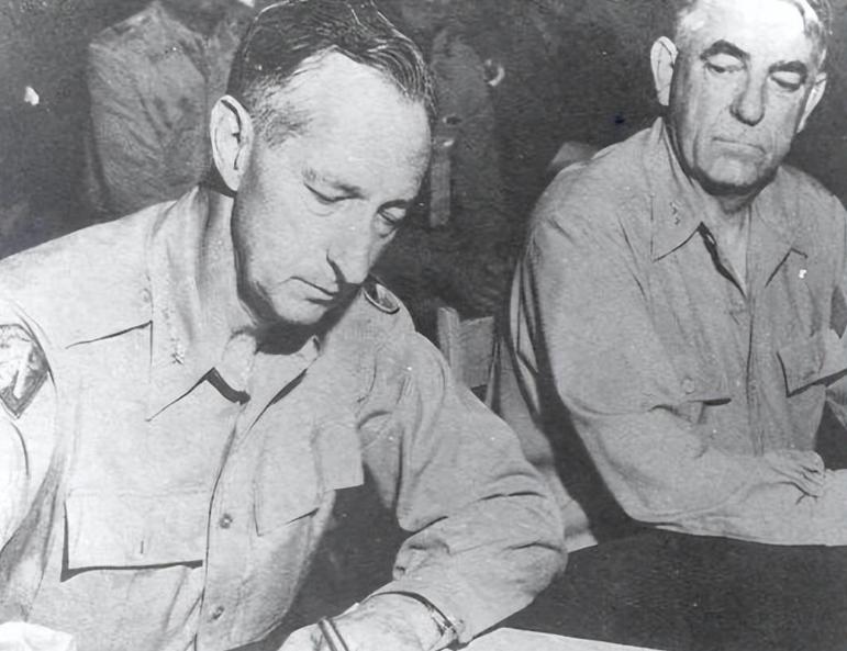 1952年，美国部队最高指挥官范弗里特的亲生儿子被志愿军防空炮打下来，连块完整的