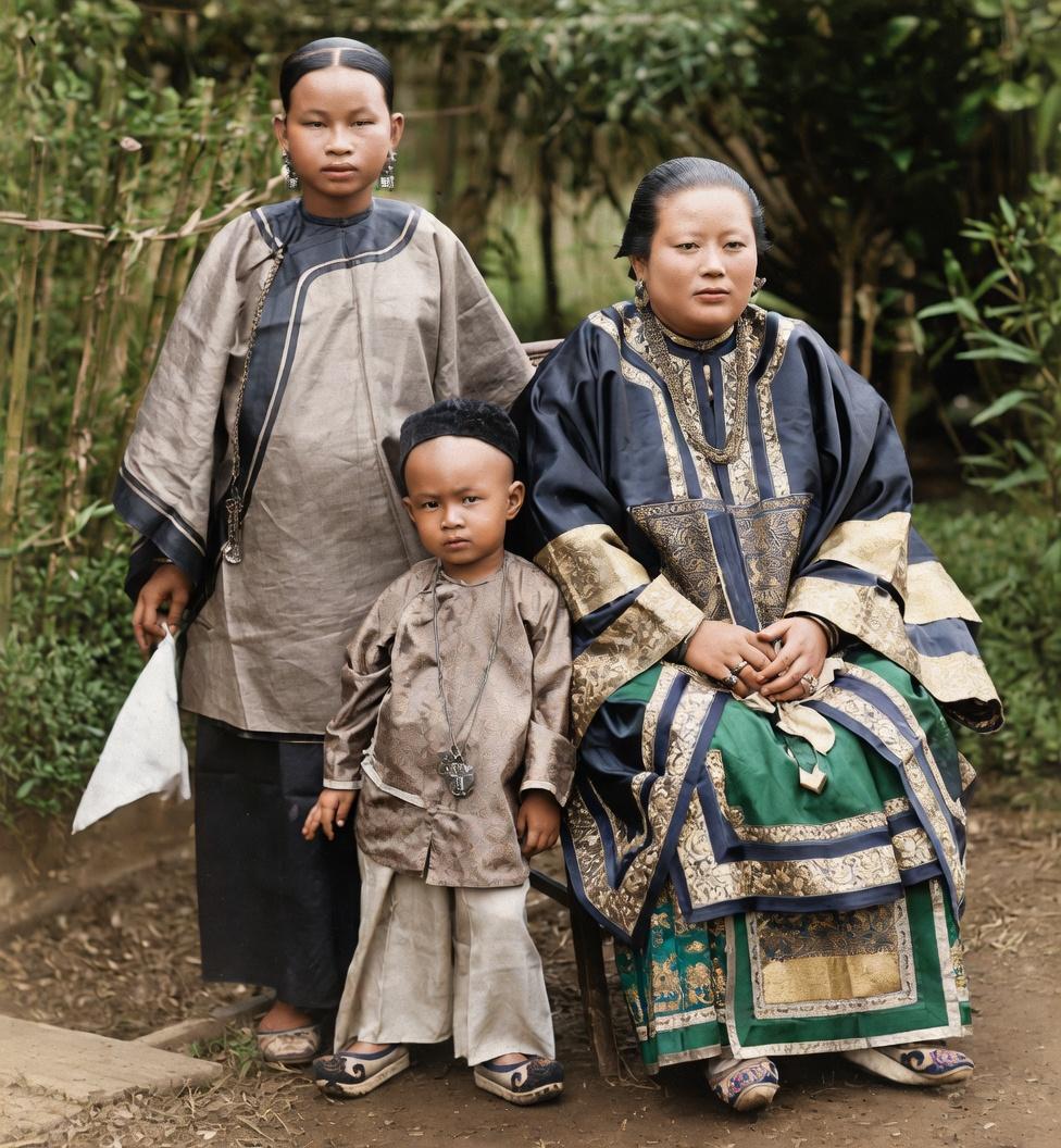 清末，广东一私宅，豪门女眷与少爷的合影右侧坐主位的年长女性应该是家族主母，她穿