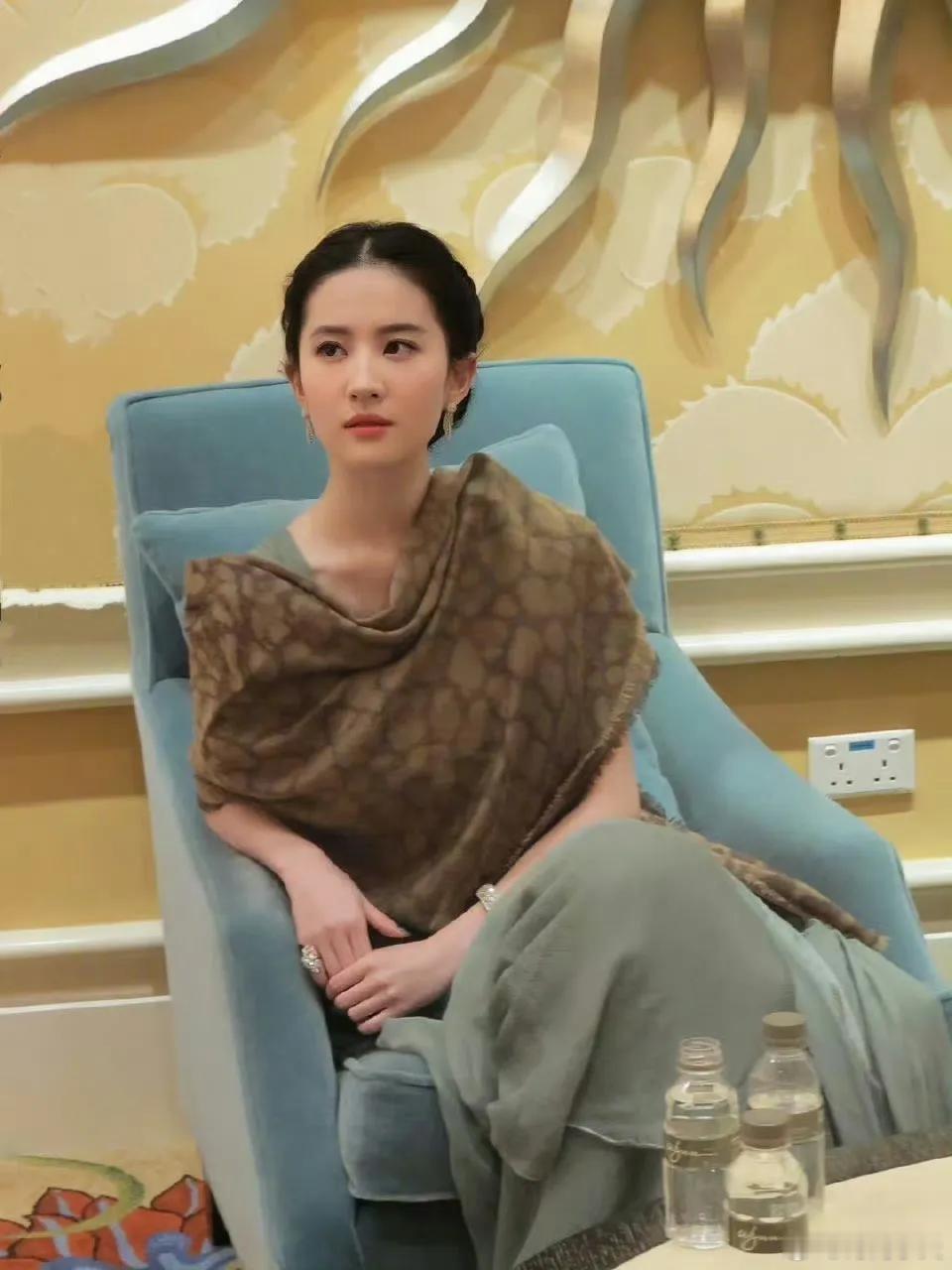 年轻时的刘亦菲看着有点像陈都灵哎。