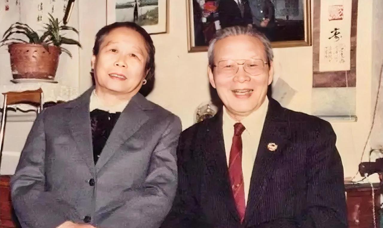 1963年，周总理在中南海会见沈醉等人。一见到沈醉，总理便笑着说：“沈醉啊，你