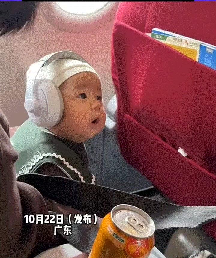 笑不活。广东，一小宝宝和爸爸妈妈一起坐飞机，期间漂亮的空乘小姐姐就过来为母子俩服