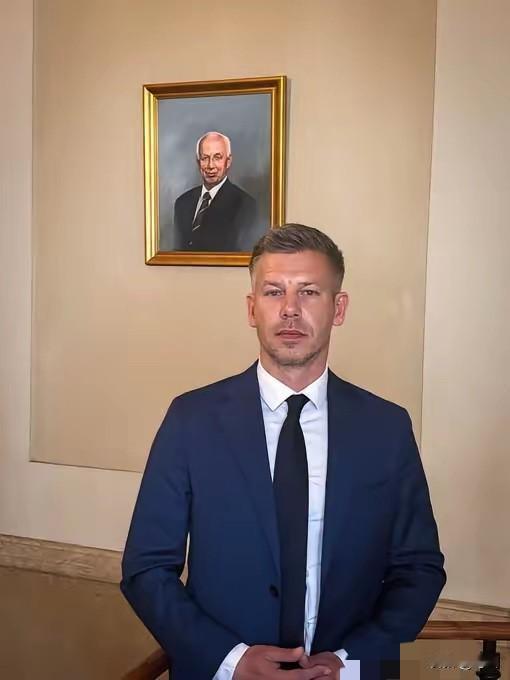 剑指欧尔班！马扎尔官宣第一件大事：摧毁媒体垄断！在匈牙利总统官邸，新任总理马