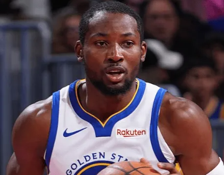 勇士记者更新社媒，更新了库明加的伤病更新情况。原文：昨晚在更衣室外离开时，我询