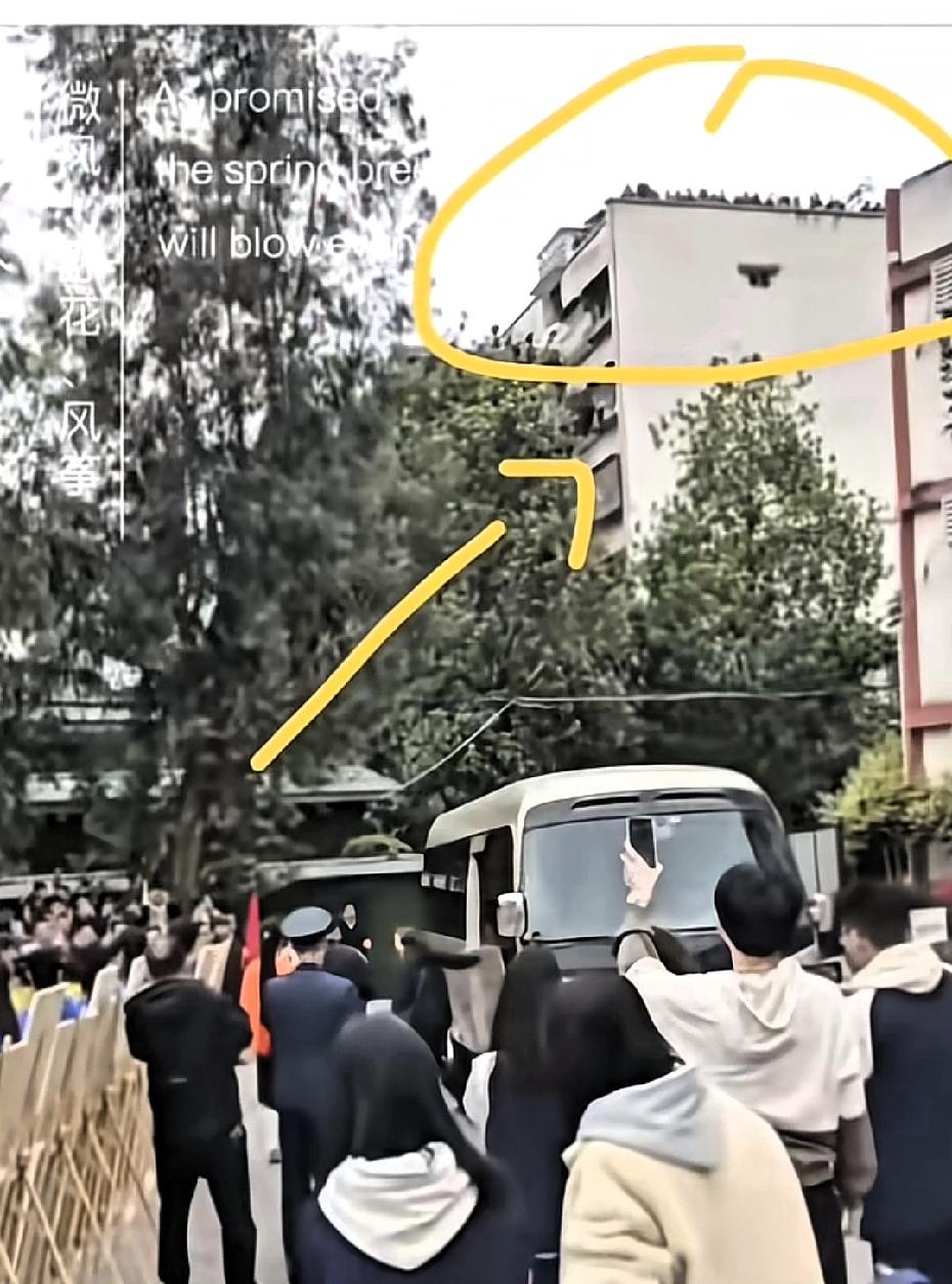 妈耶！有人说狙击手去了都没位置！昨天莎莎参加校园活动，鱼洞中学外面的楼顶、走廊，