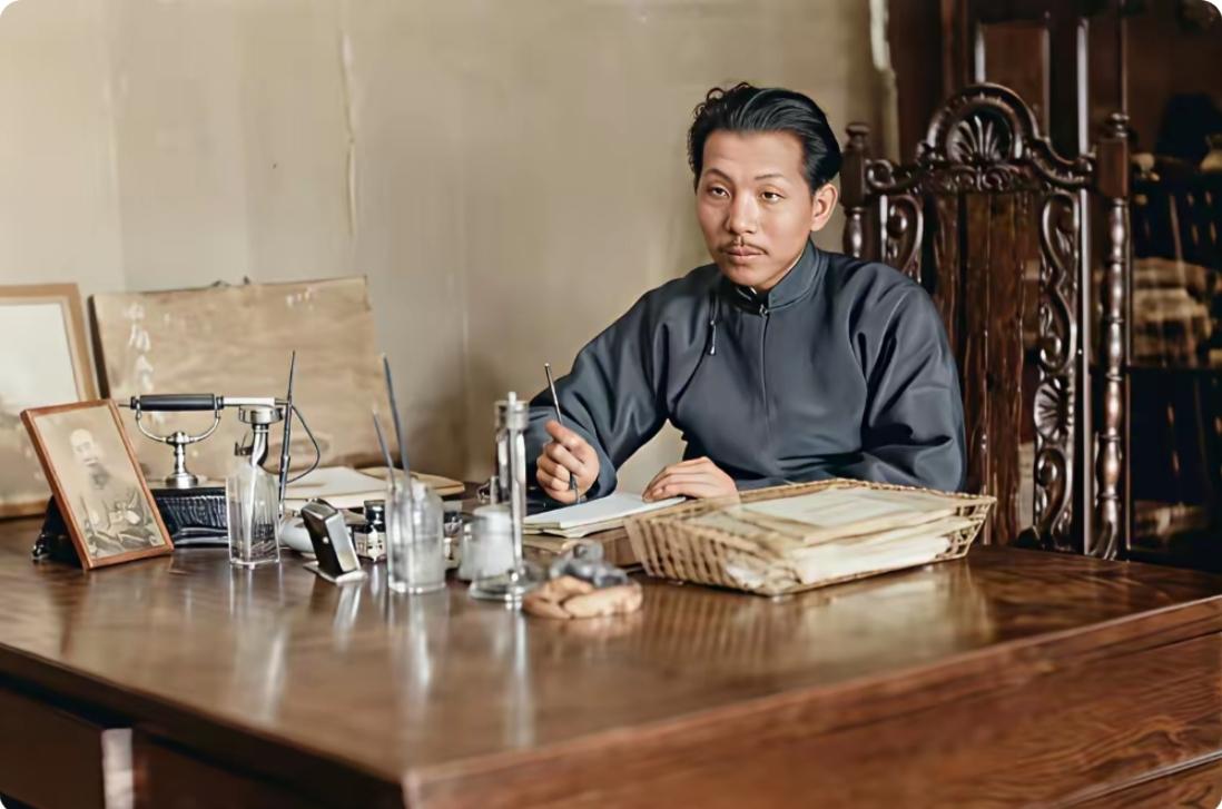 1930年，29岁的少帅张学良在北京顺承王府办公时拍摄的照片。由于身体长期透支，