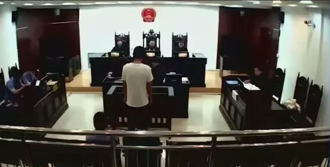 “这就是缺德的下场”青海格尔木，白女士在公司工作的过程中，经常跟男同事吴某接触，