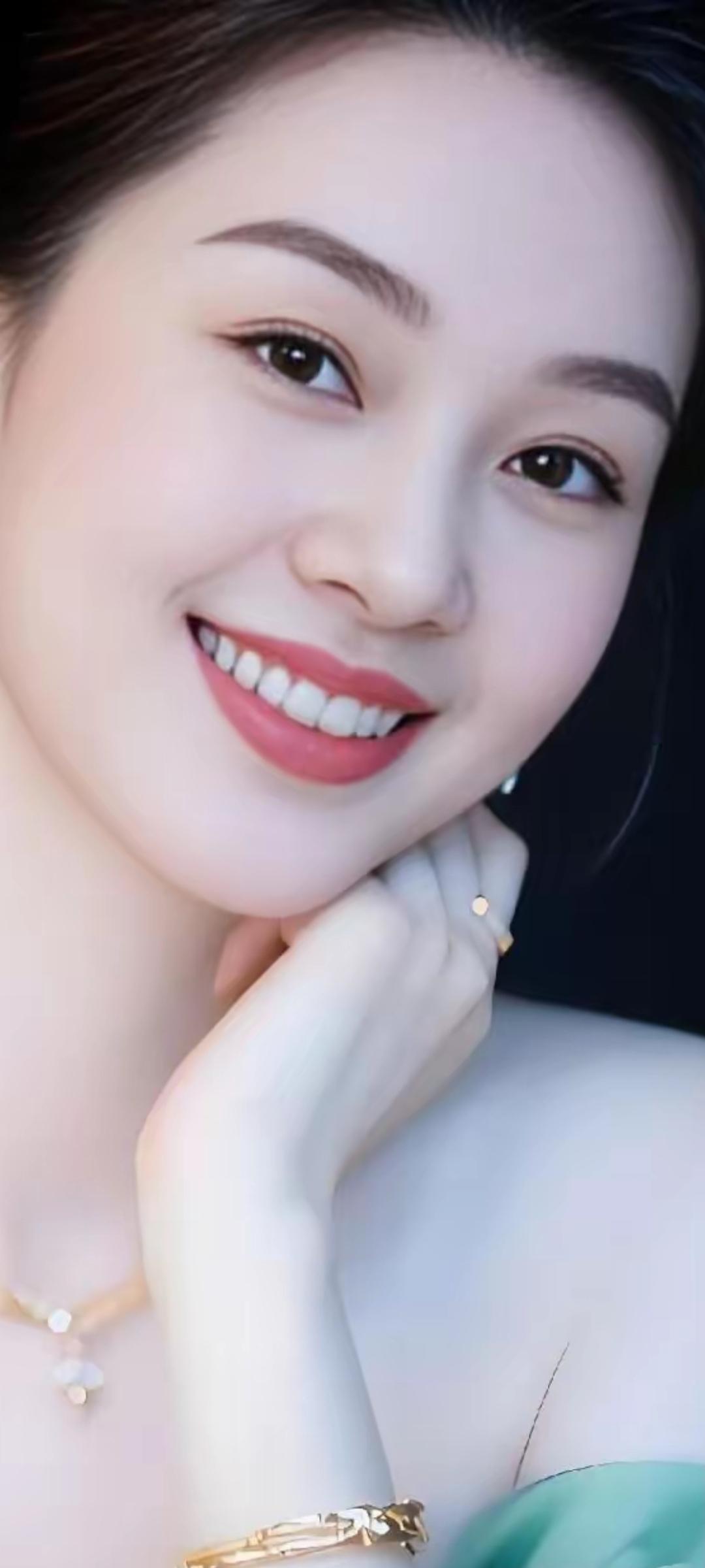 甜美笑容，珍珠项链，优雅气质，女神范儿满满！💖✨