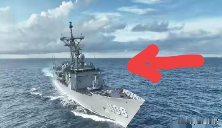 大快人心！台岛局势升级，我海军052D驱逐舰（乌鲁木齐舰）不顾台导弹护卫舰实施雷