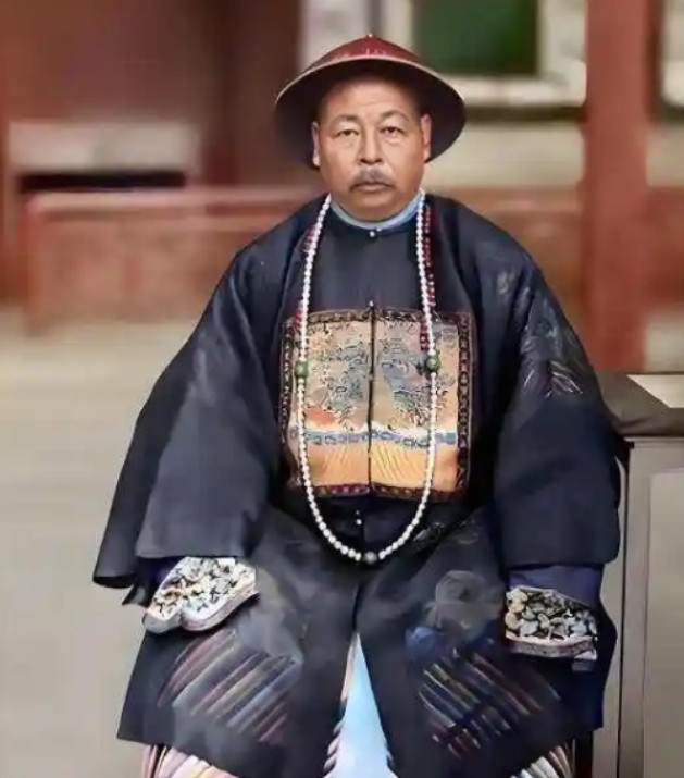 1868年，当时56岁的左宗棠要怒不可遏的想杀了投降的董福祥，手下刘松山大骂：我
