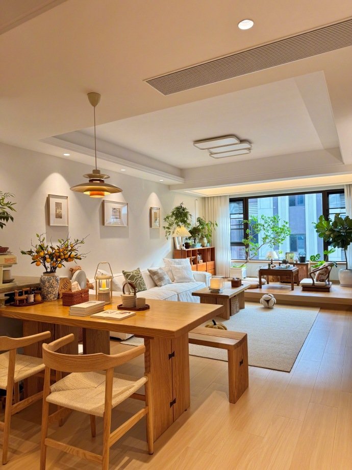 把客厅阳台做成地台纳入客厅,尤其是原木风,非常加分..给大家参考