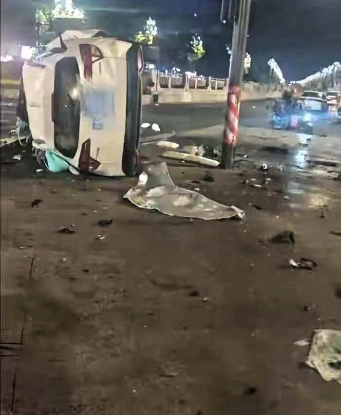 又造成了人员伤亡！6月29日晚，四川省成都市郫都区，一辆白色汽车行驶途中发生