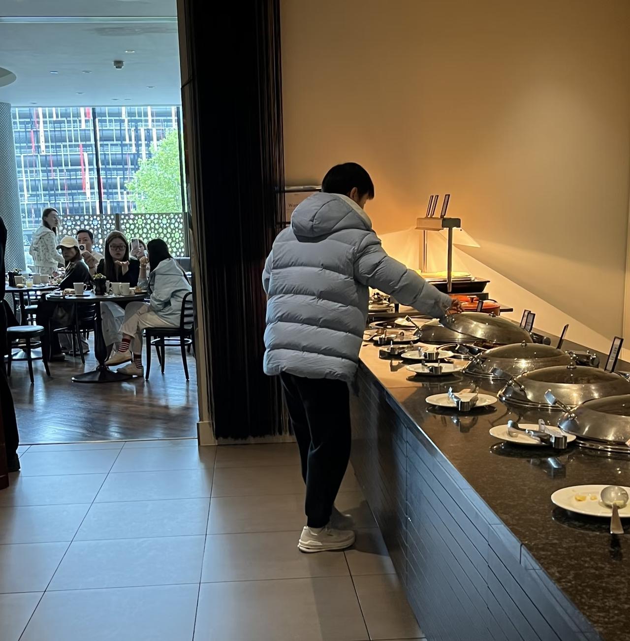 伦敦团体世乒赛结束后的第一天，当地时间上午九点多，孙颖莎已经起床下楼，穿着羽绒服