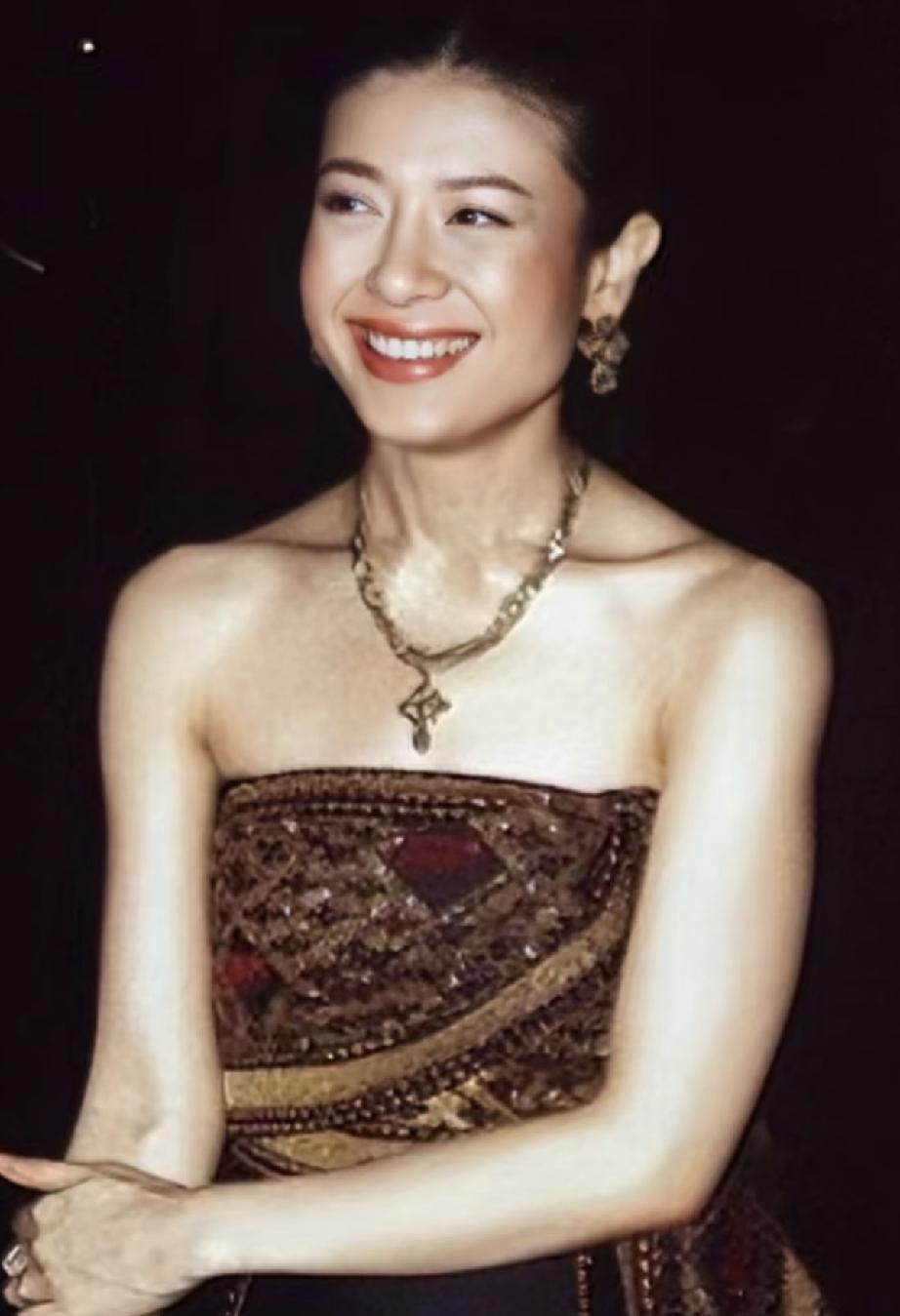 等比例长大的提帮功王子越来越帅了，整个人阳光、贵气。提帮功王子笑起来无邪又坦荡