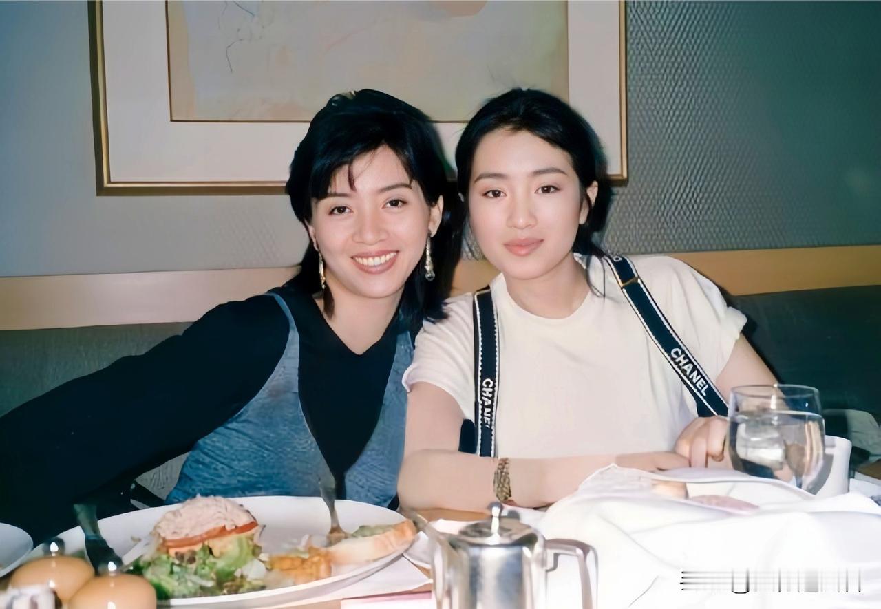 1991年，梅艳芳香港生日宴的一张留影，左边是28岁的梅艳芳，右边是26岁的巩俐