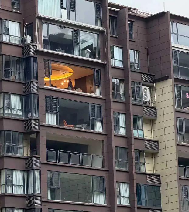 假如你家装修，你会搞这样一个大落地窗嘛？