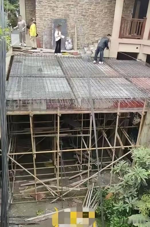 “无法无天！”重庆，一小区业主，直接在3个公共停车位上方，硬生生将上方封闭，建了